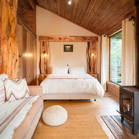 Rustic Hut Bush Retreat-3